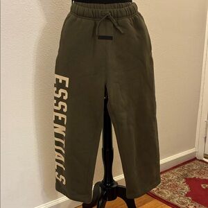 Essentials Kids Camo Green Joggers Sweatpants 
boys Size 10